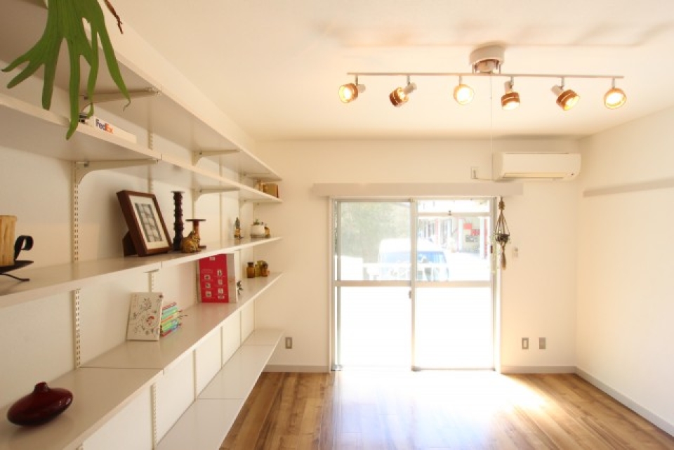 ライトや棚が素敵