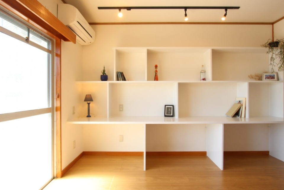 壁面収納と机がこの部屋の特徴！