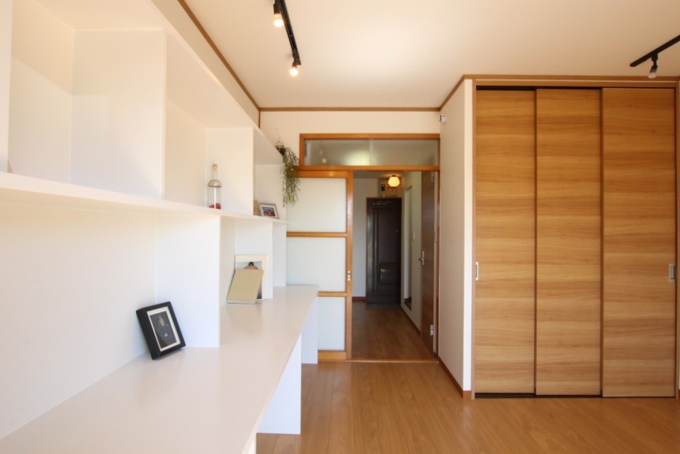 窓側から見た室内。