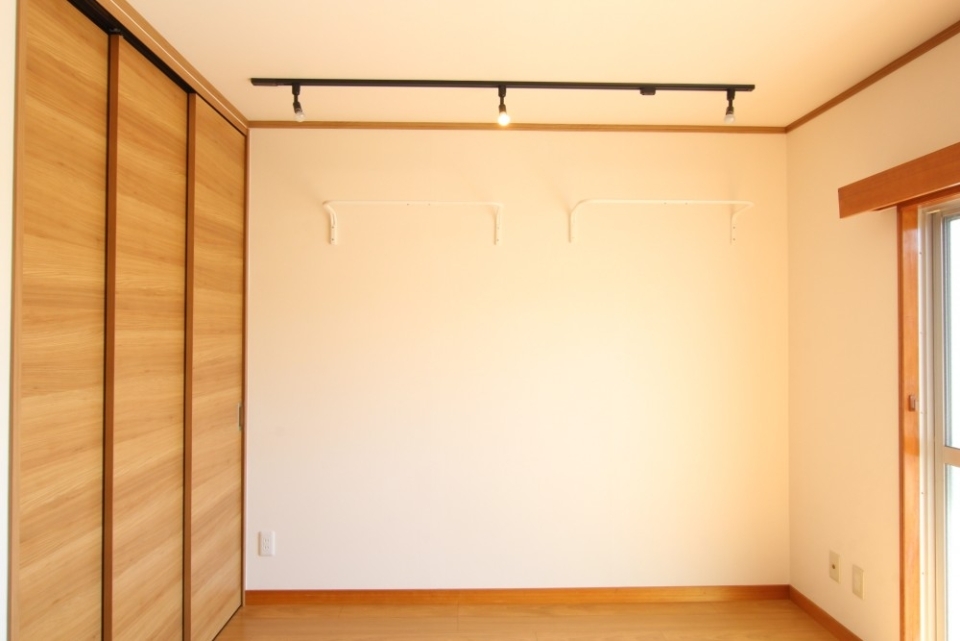 壁付きハンガーラックが2つ。