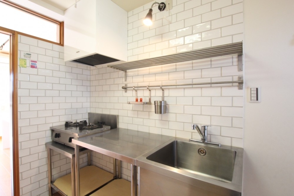 キッチンは無骨なステンレス。