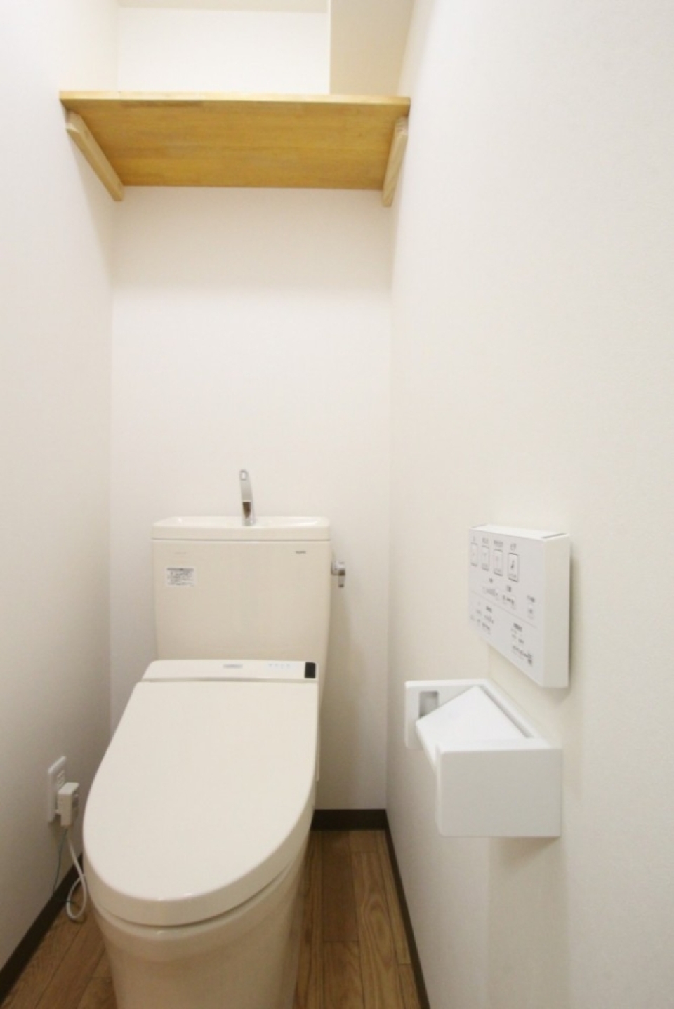 トイレはシャワートイレ付き。