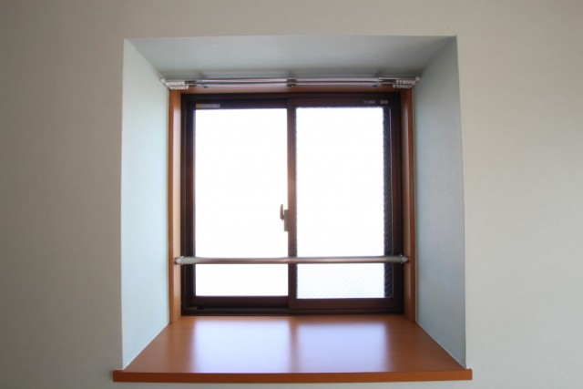 角部屋の特権、＋&alpha;の窓が部屋に光を取り入る。