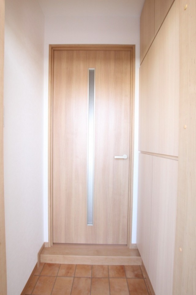 玄関横には天井高まである大きなシューズBOX。