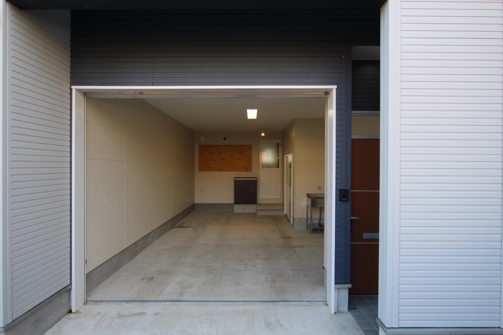 幅3㍍&times;奥行7㍍のガレージ付き。