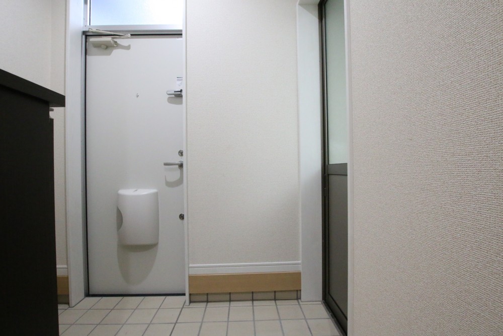 玄関とガレージからの入り口です。