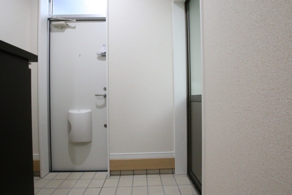 玄関とガレージからの入り口です。