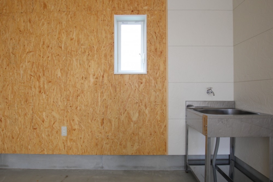 スロップシンクが付いているからガレージ内の汚れ作業も大丈夫！