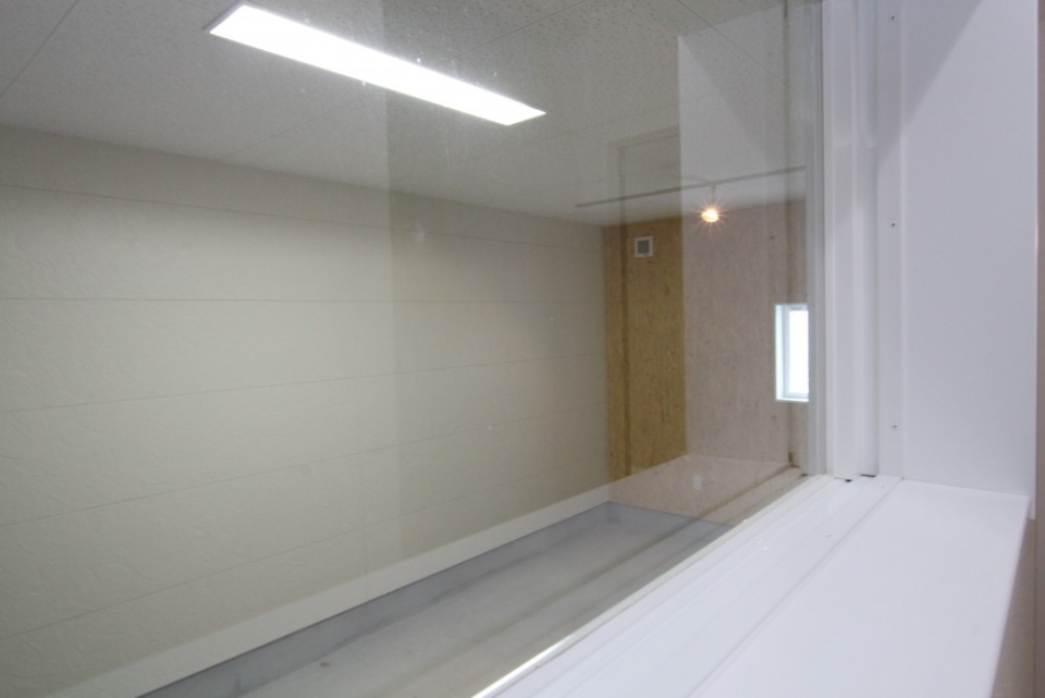 屋内からガレージを眺めることも可能です。