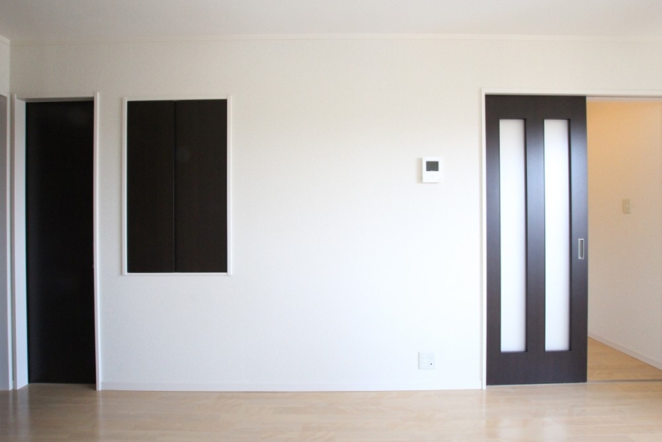 室内の建具は高級感あるこげ茶色を使用。