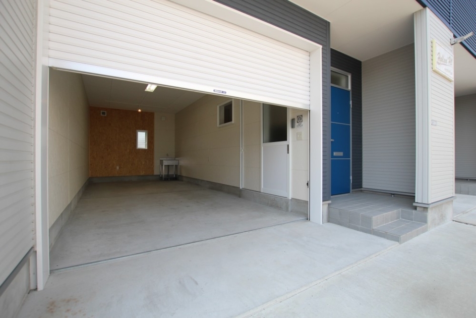 電動シャッター付きのガレージハウス。