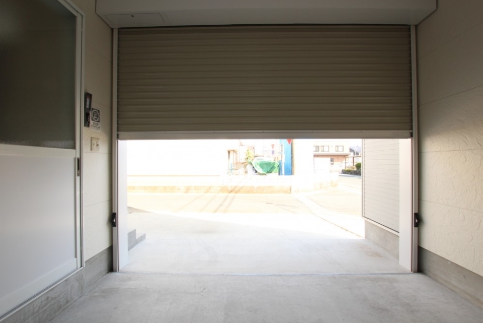 電動シャッターには挟み込み防止センサーが付いている。