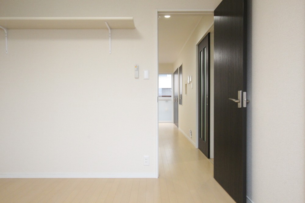 ウォールシェルフがあって収納+&alpha;の活躍。