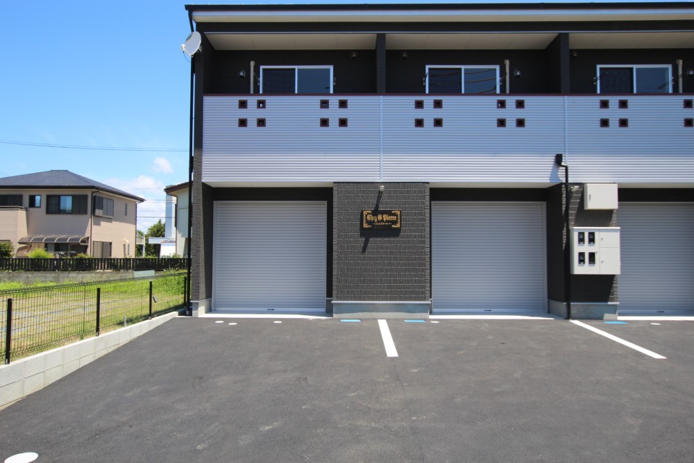 ガレージ内、ガレージ前に1台ずつ駐車可能。