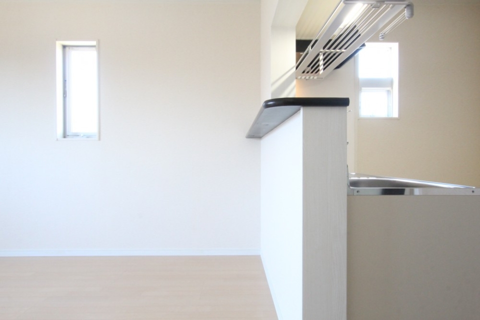 シンプルな対面式キッチンが男らしい。