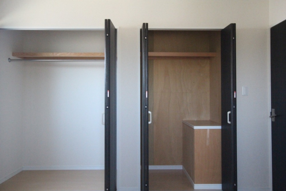 備え付け収納スペースが2か所あります。