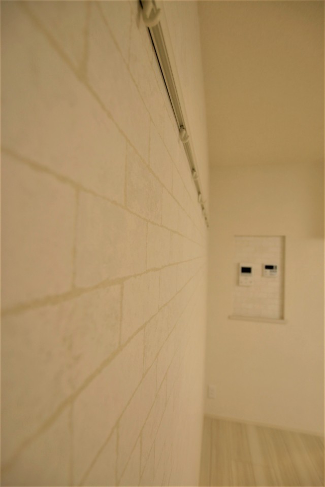 壁にはフックが設置されていて便利！