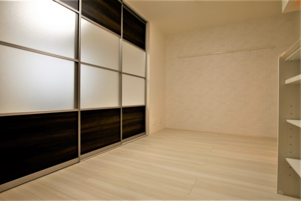 すりガラスなので扉を閉めても抜け感があります