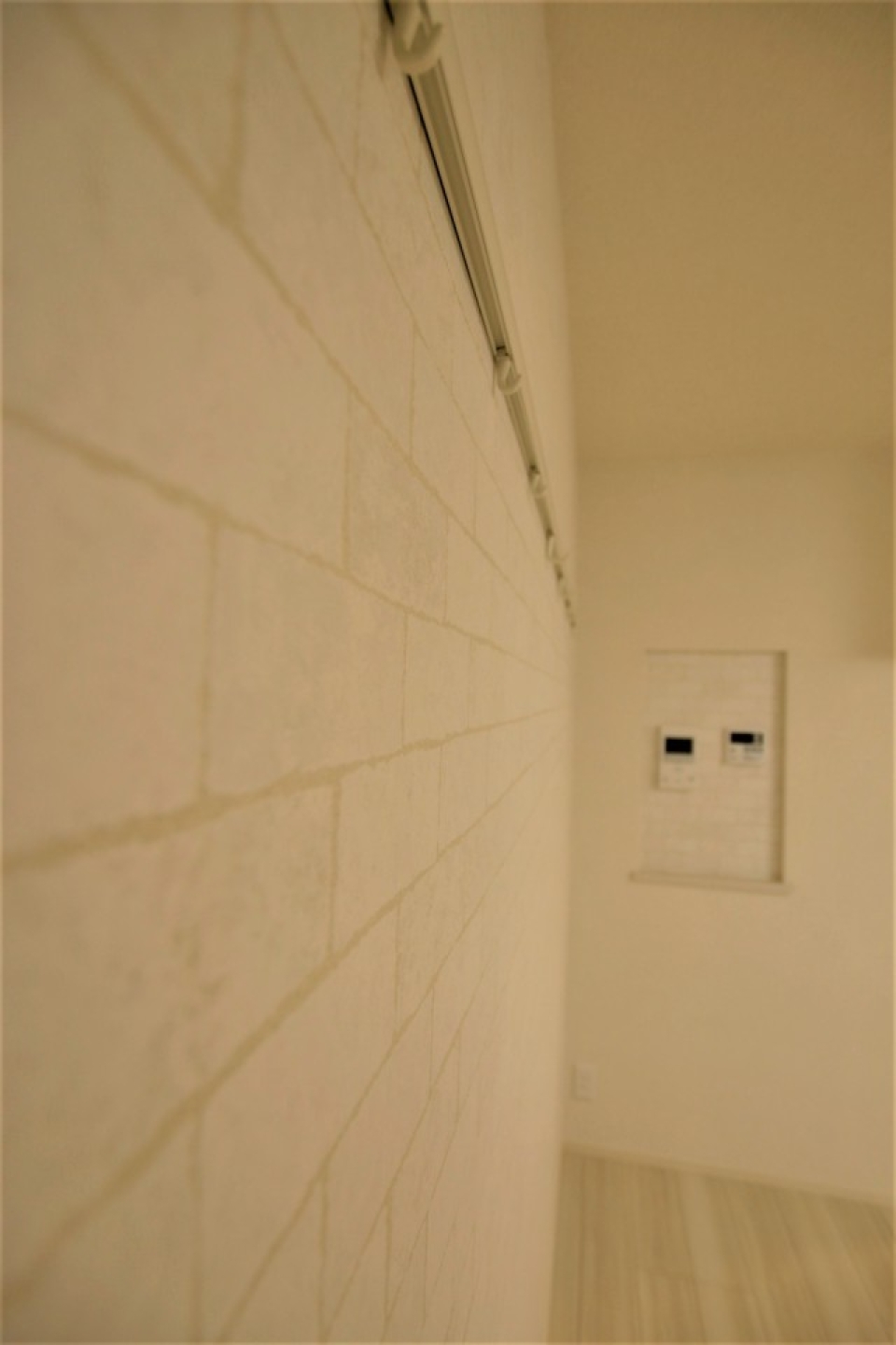 壁にはフックが設置されていて便利！