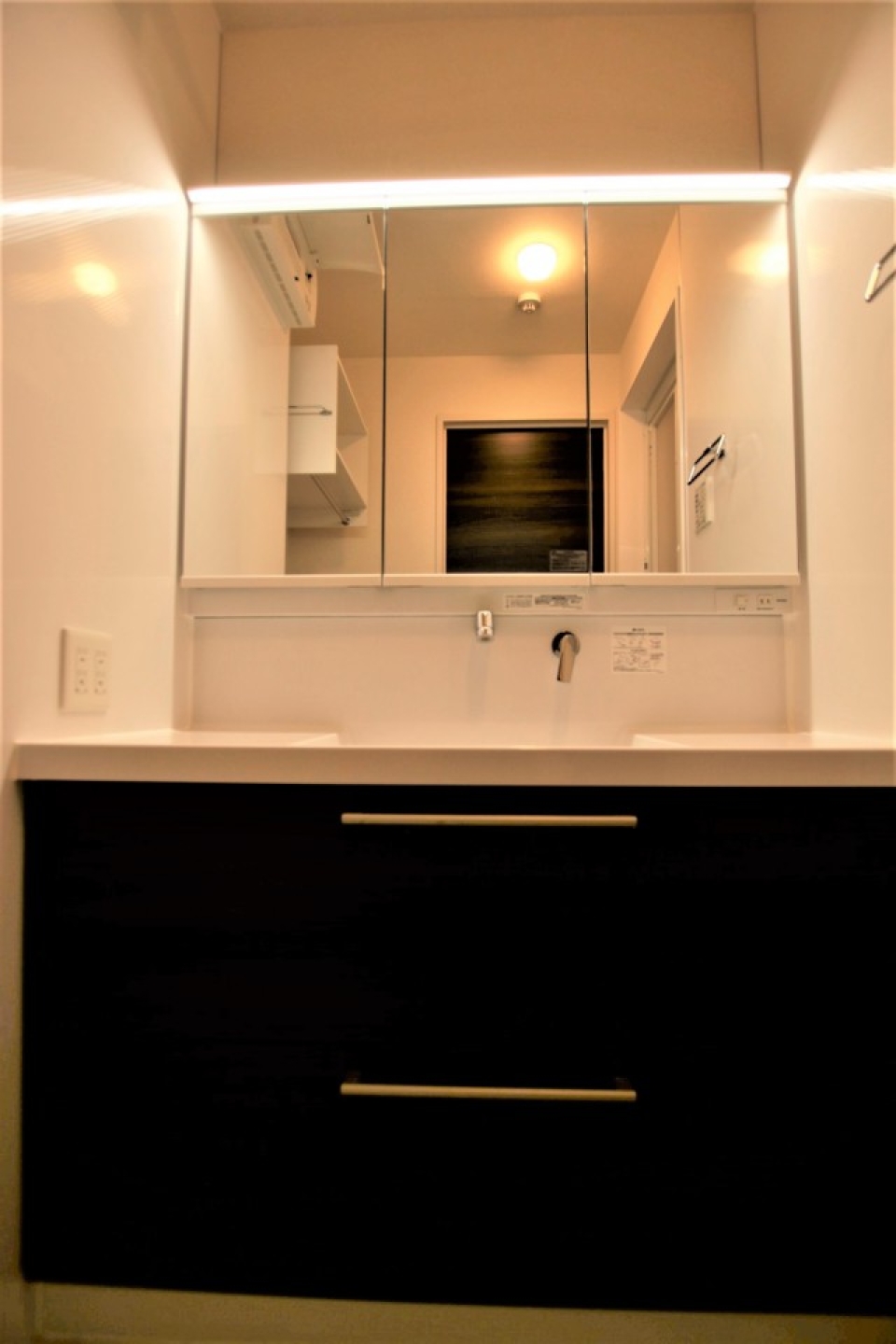洗面所、鏡横幅120㎝近くありでっかい！