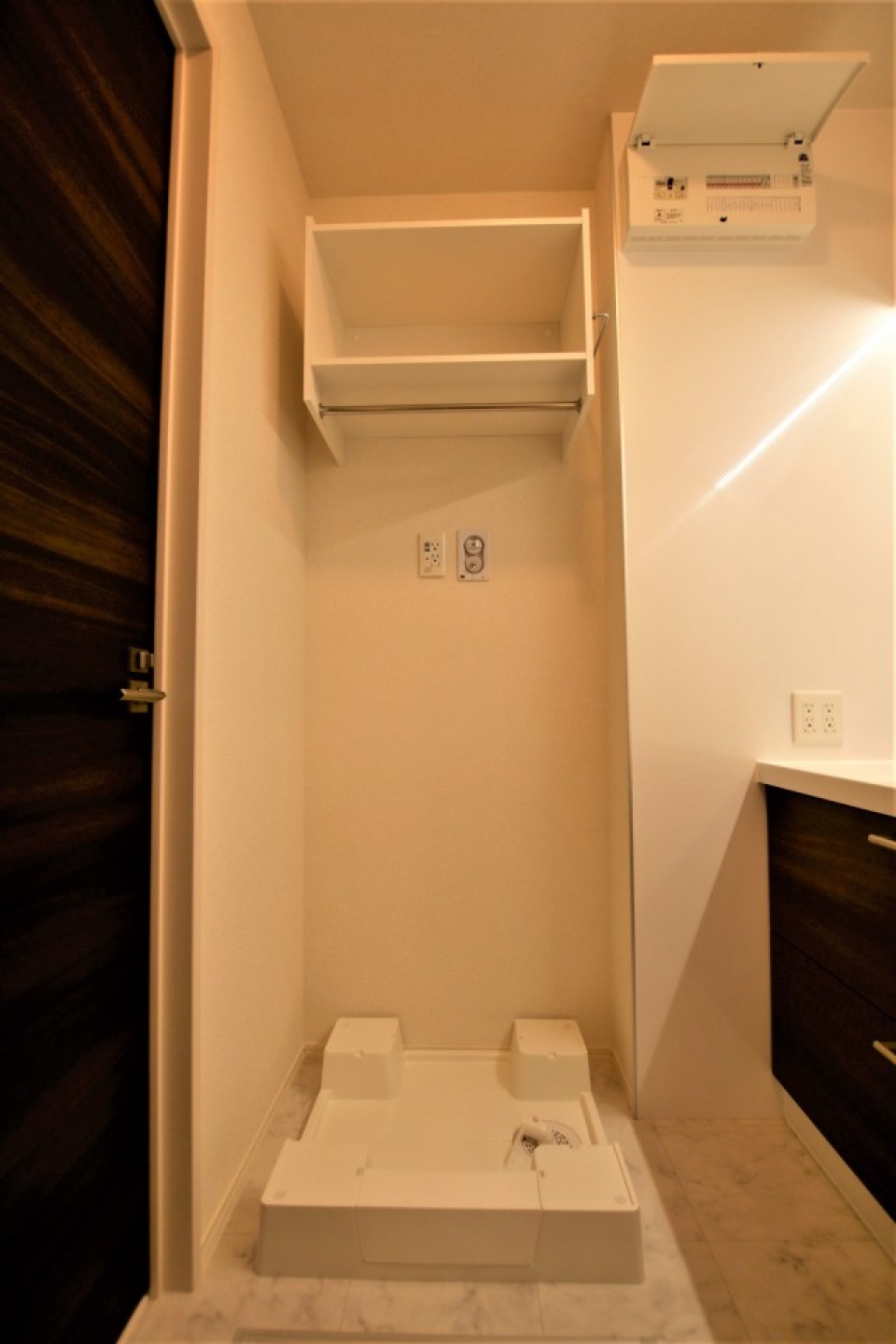 洗濯機置場のその上に収納があるのイイね。