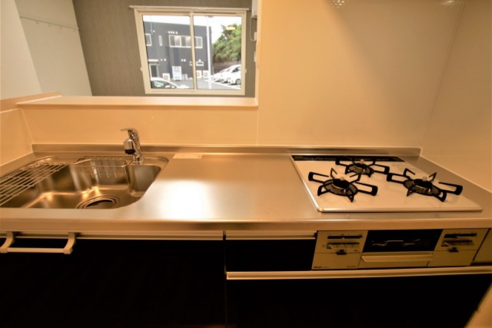 キッチンは3口コンロ。手入れがしやすそうですねえ！