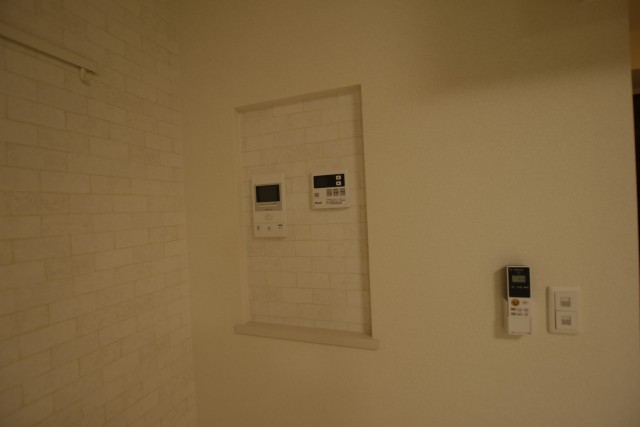 ぴょこっとへこんで、いろいろついてる壁