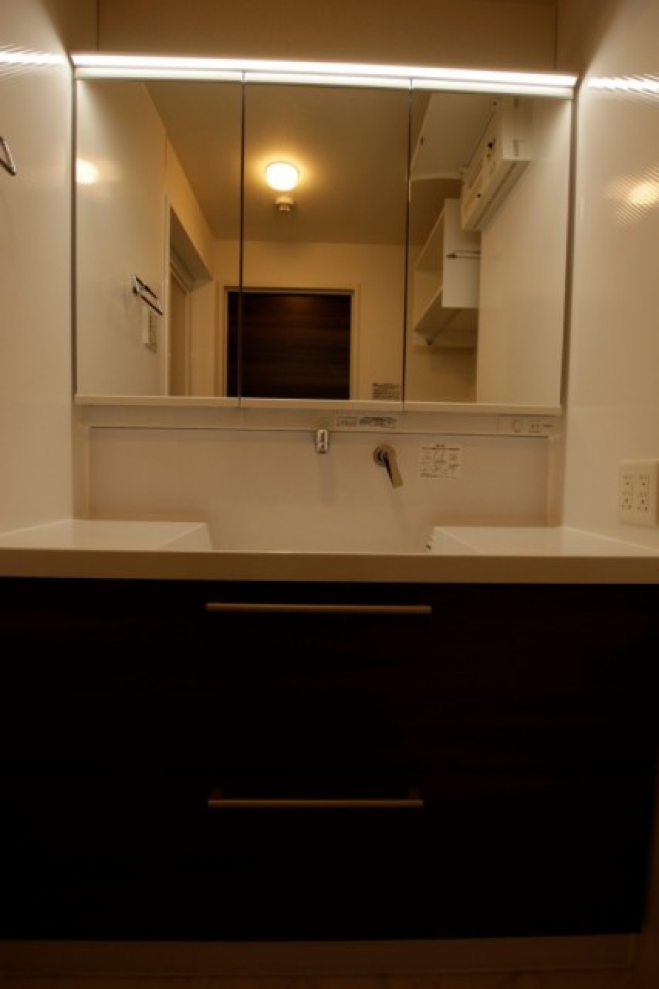 大きな大きな鏡のついたシャンプードレッサーなのです。