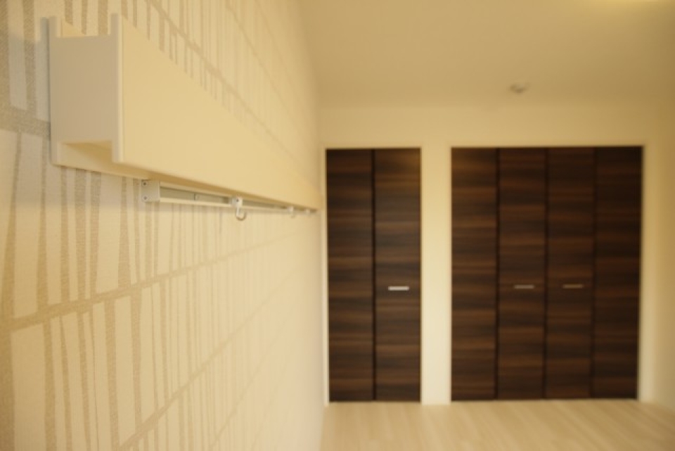 洋室の壁のハンガー掛け。便利そう。