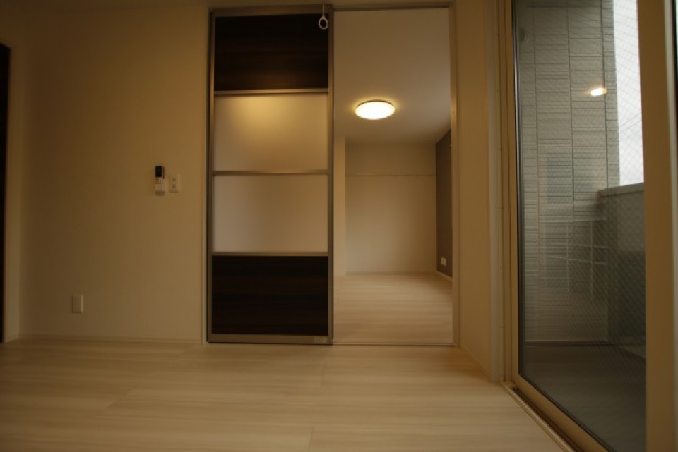 LDKと洋室分ける引き戸はすりガラス。