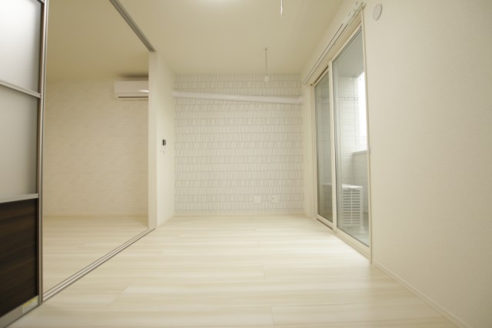 洋室。エアコンの管が突っ切っているの面白い。