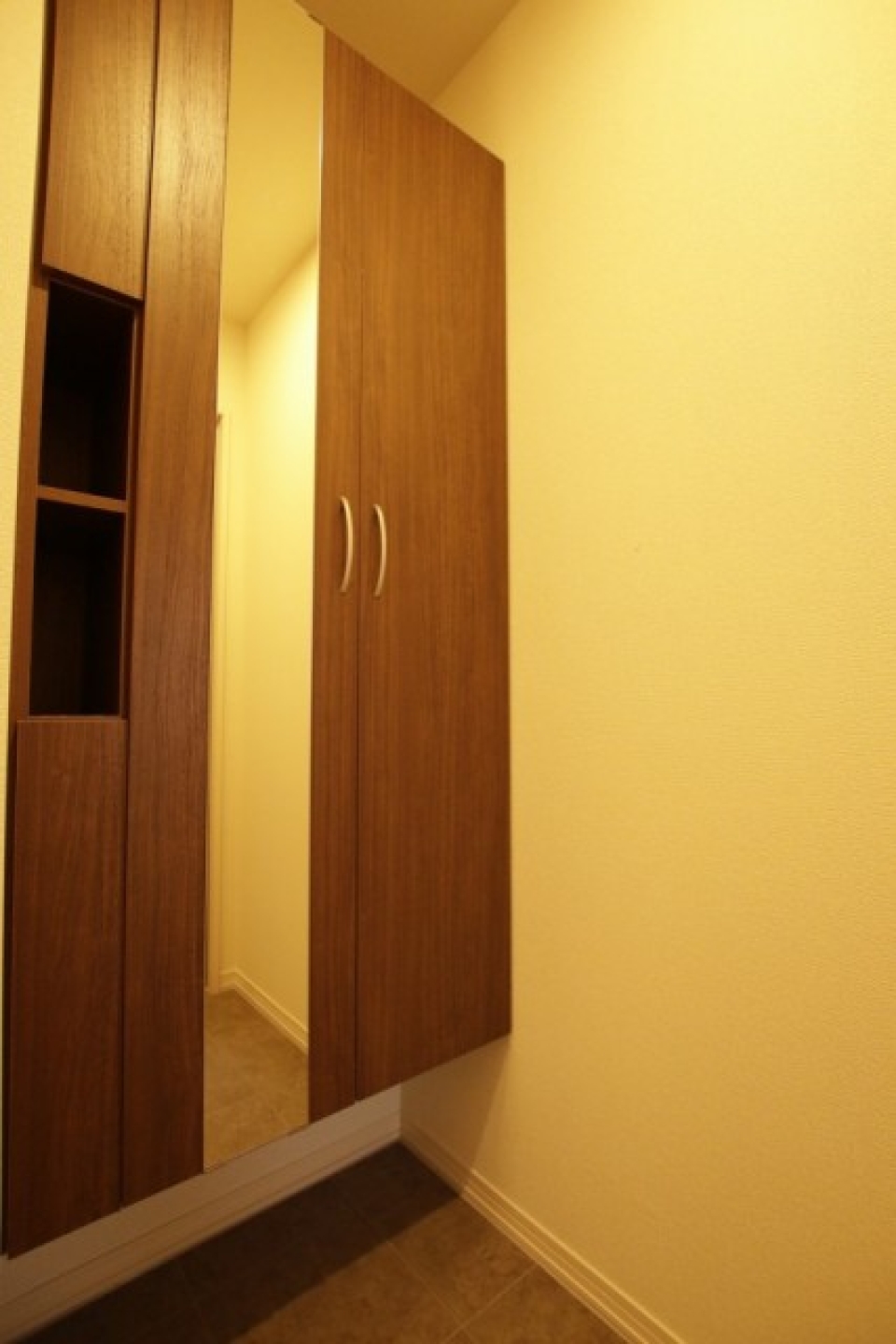 玄関には鏡付きの靴箱あります。