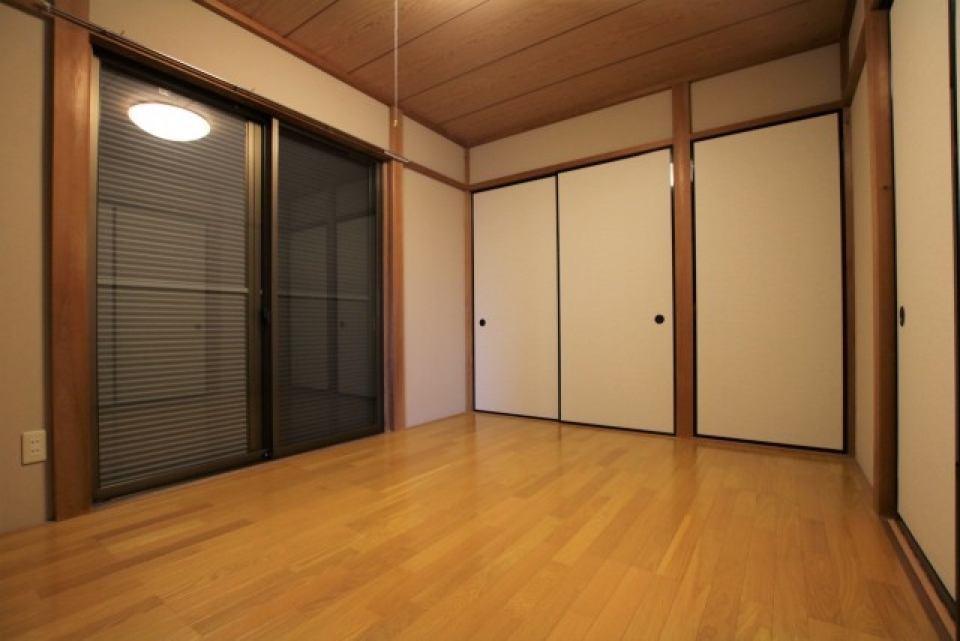 和室感が残る、もう1つの洋室。