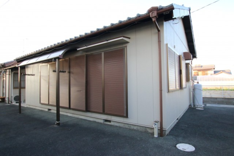 雨戸が下りていた窓は外から見ると軒下に当たります。洗濯物が部屋から干せますね。