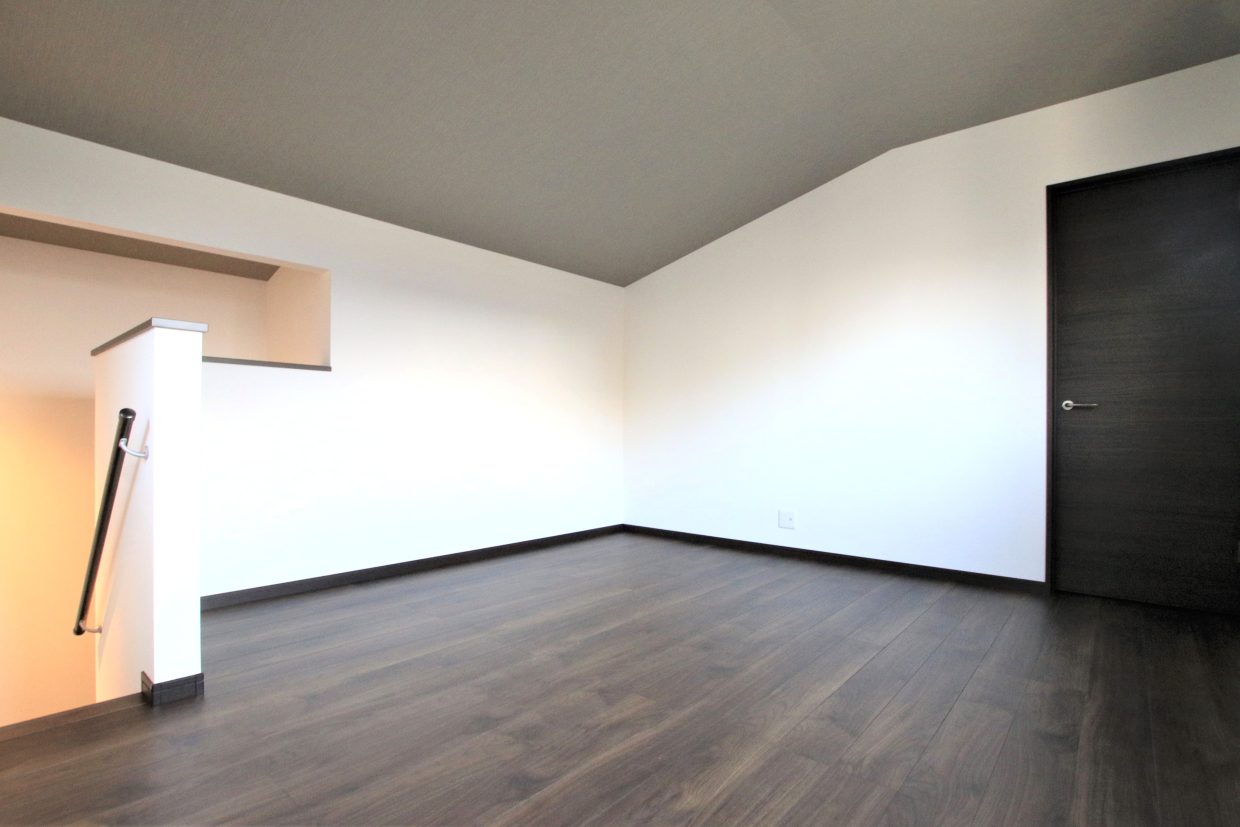 屋根に合わせて勾配がついた天井