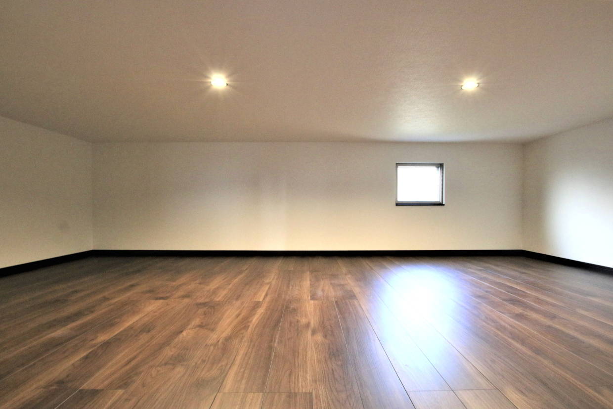 蔵は天井高約1.4メートル。収納にもお子様の秘密基地にも！