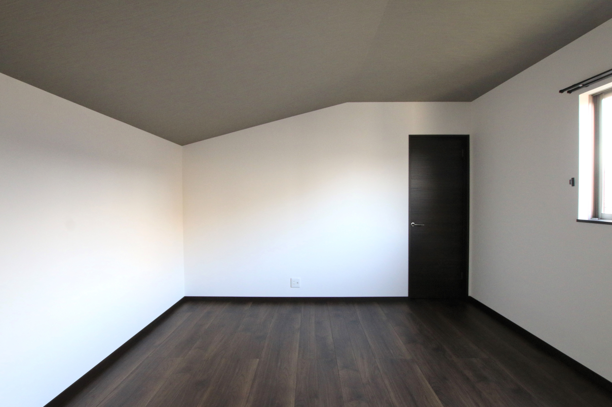 ダークカラーとグレーで落ち着いたトーン