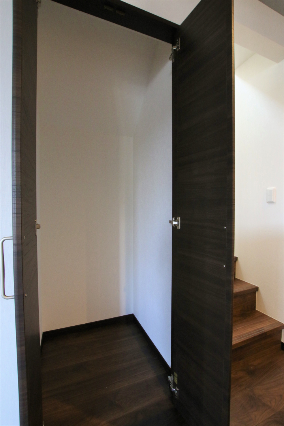 階段横にある物入