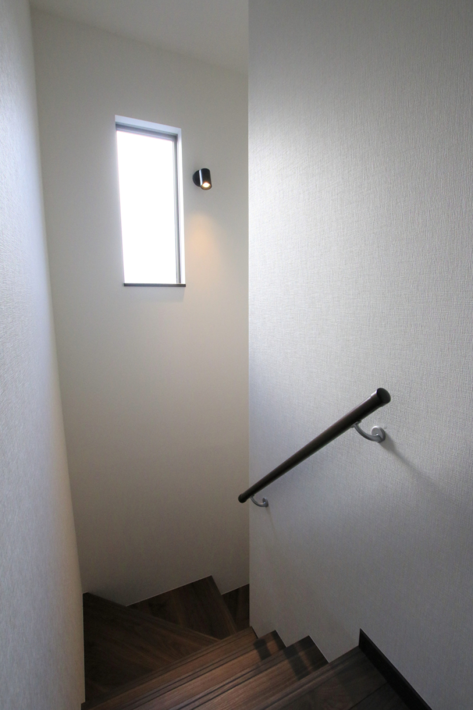 階段にも採光窓あり