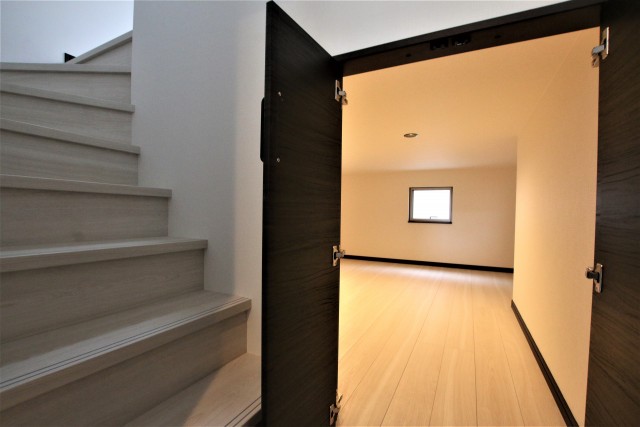 キッチンから振り返ると、小上がりの洋室と蔵なるものがあり&hellip;