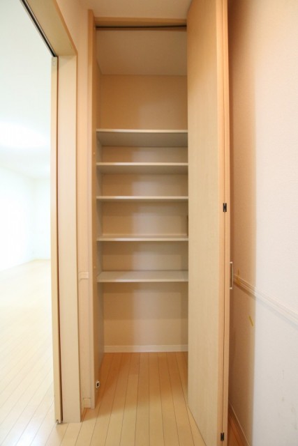 通路奥にはパントリーも！