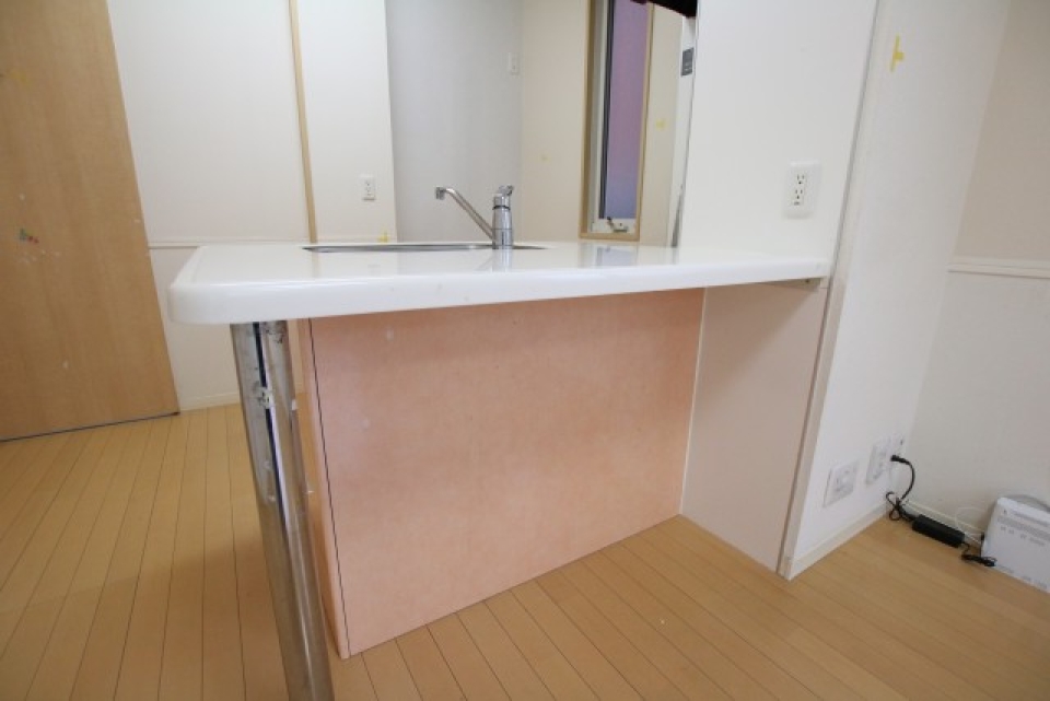 可愛らしいカラーリングのカウンターキッチン