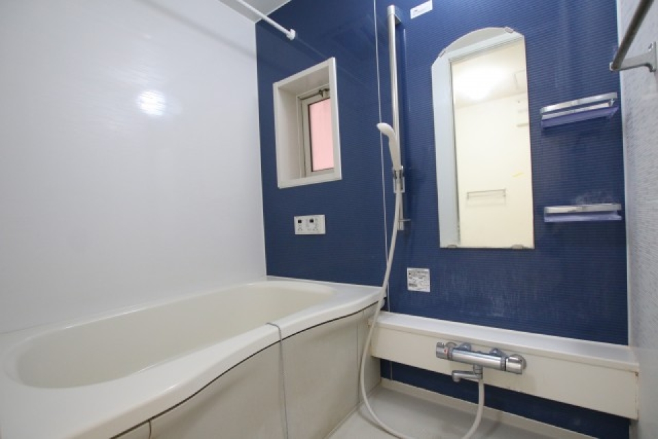 青が綺麗なバスルーム