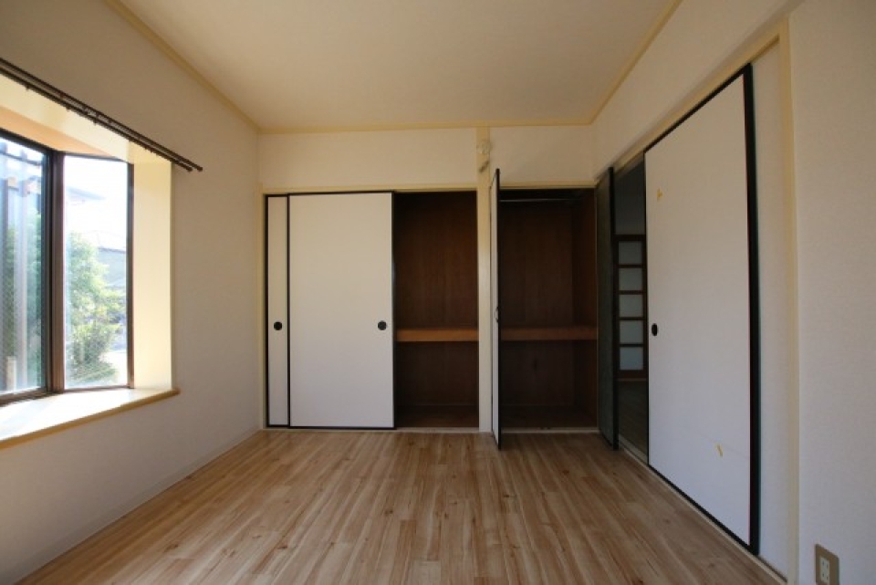 ここの洋室にも収納があります。