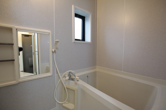 窓＆鏡付きの浴室。