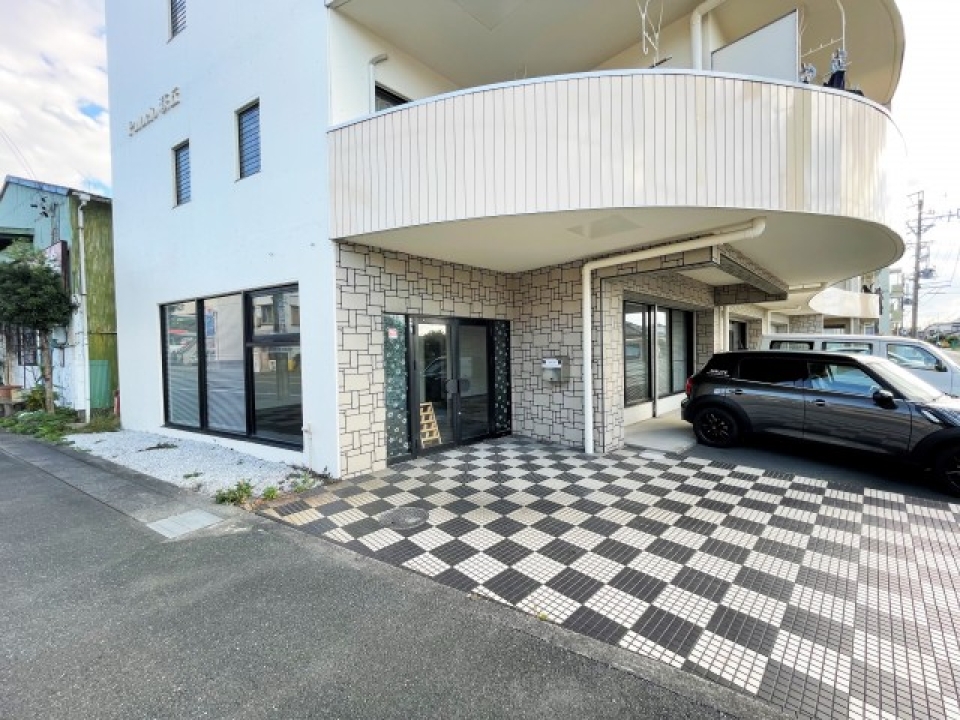 入り口のタイルのチェック柄！