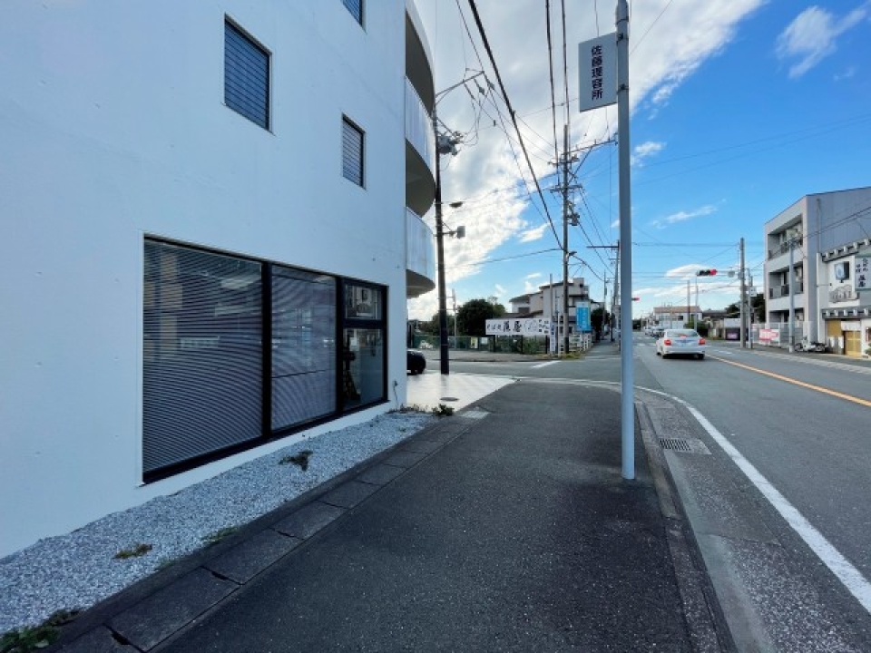 店舗北側、向こうの通りが姫街道です。