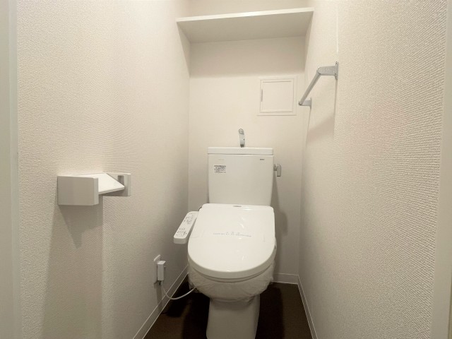 トイレには棚がついていて便利！