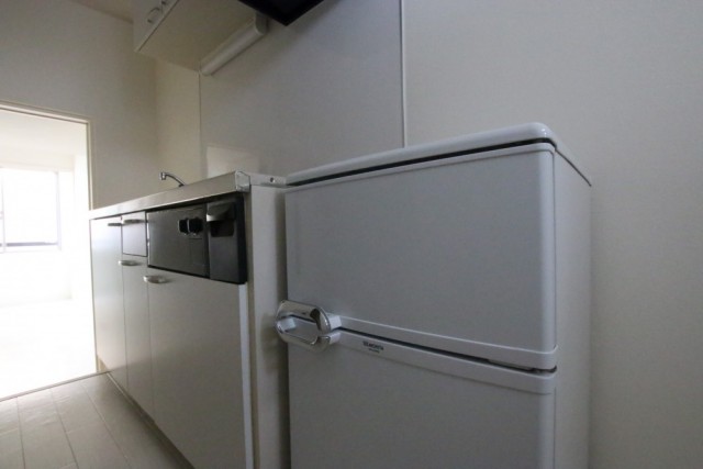 白くてきれいなキッチン。※冷蔵庫は撤去されています。