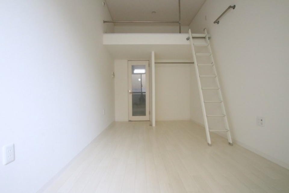 ロフト付ホワイトルーム。